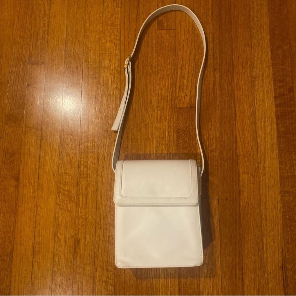 Vintage Jennifer Moore white crossbody purse  excellent condition 
70s vibes✨